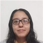 Profesora de inglés imparte clases a niños